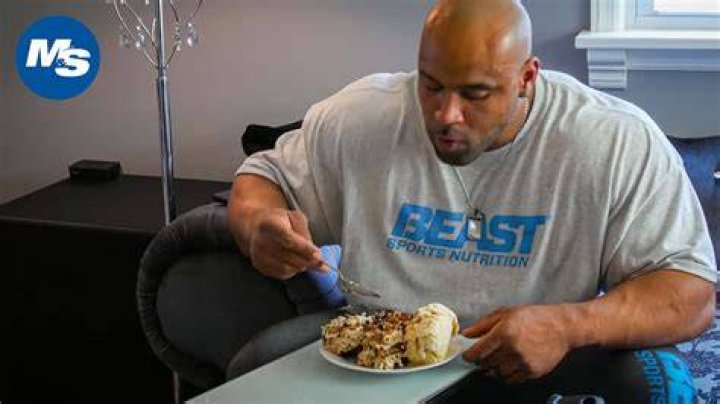 Do bodybuilders eat fat?