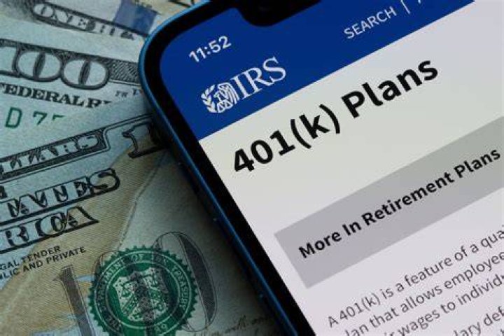 How are IRAs and 401ks different?