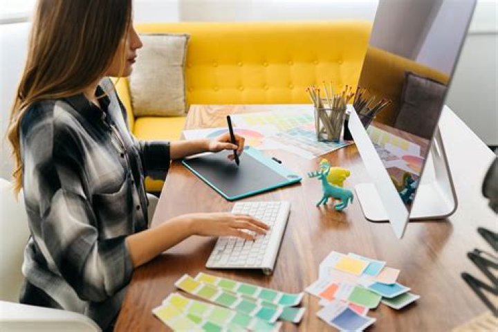 How do freelance artists start out?
