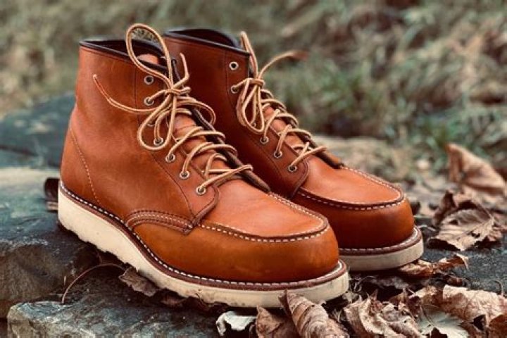 What are moc toe boots?