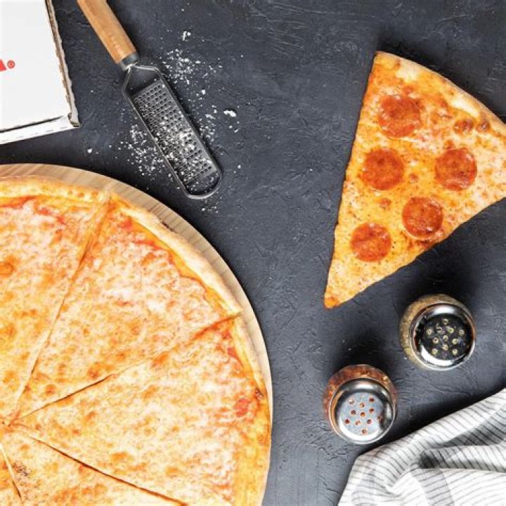 What makes a NY style pizza?